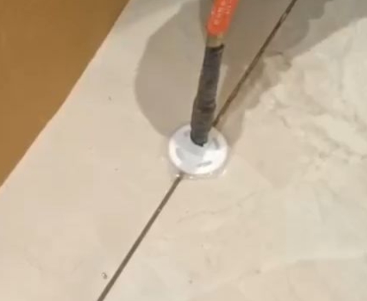 长子瓷砖空鼓维修公司专业解答瓷砖在铺贴过程中，如果没有涂抹均匀到位的粘结材料（如水泥砂浆或瓷砖胶），可能会导致以下问题